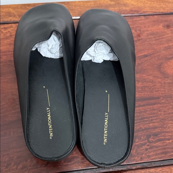 New “INTENTIONALLY BLANK “ Sync Mules Black Leather Slip-On Flats - Picture 2 of 4